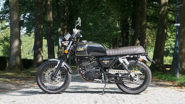 Die Mash Black Seven 125 scheint der Zeit entrückt und hat eine geradezu beruhigende Wirkung auf den Fahrer.