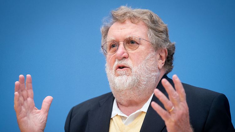 STIKO-Chef Mertens erwartet keine Probleme, wenn nach einer Erstimpfung mit Astrazeneca auf einen anderen Impfstoff ausgewichen wird.