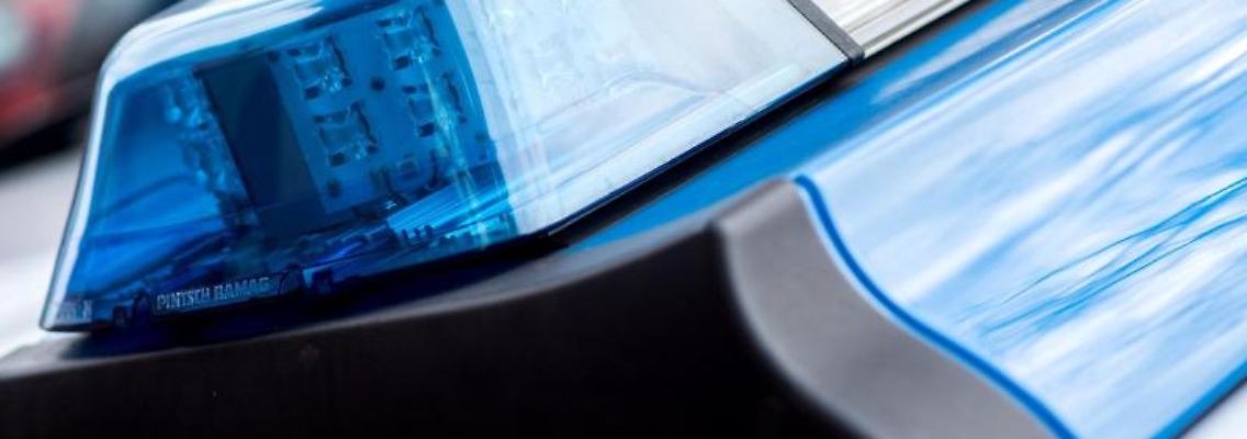 Das Blaulicht an einem Einsatzwagen der Polizei. Foto: Hauke-Christian Dittrich/dpa/Symbolbild