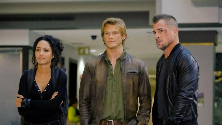 Nach fünf Staffeln hängt nun auch der neue MacGyver (Lucas Till, M.) seinen Job an den Nagel.