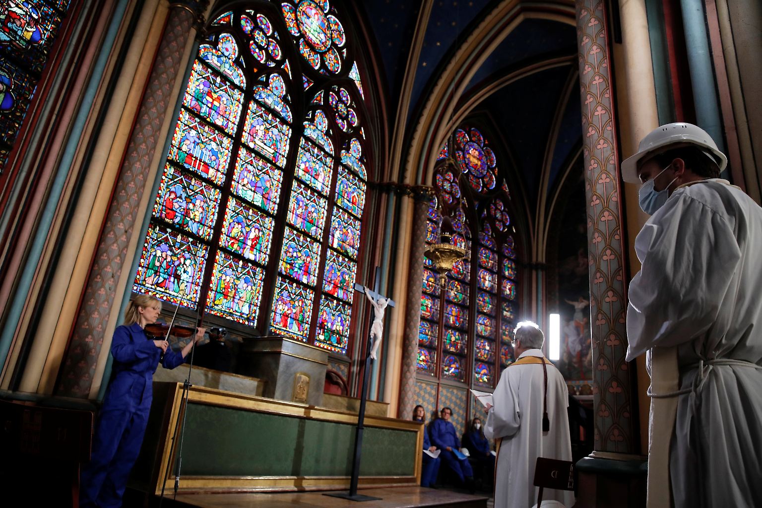 Zu Ostern 2021 gab es wieder die traditionelle Fußwaschung in Notre Dame in Paris. 