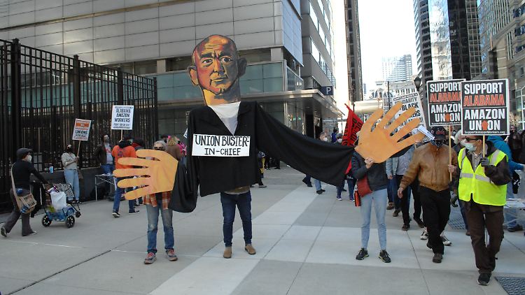 Eine Solidaritätskundgebung in Philadephia für die Kollegen in Alabama. Immer wieder wird der Online-Händler wegen seiner Arbeitsbedingungen kritisiert. In den USA gibt es bis heute keine gewerkschaftliche Vertretung.