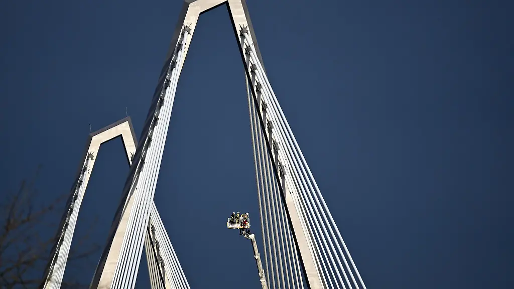 Von-Hand-wurden-Eisbrocken-von-den-Pylonen-der-Leverkusener-Rheinbruecke-entfernt-Herabfallende-Brocken-hatten-zuvor-Fahrzeuge-beschaedigt-Fuer-die-Aktion-wurde-die-Bruecke-rund-sechs-Stunden-lang-gesperrt