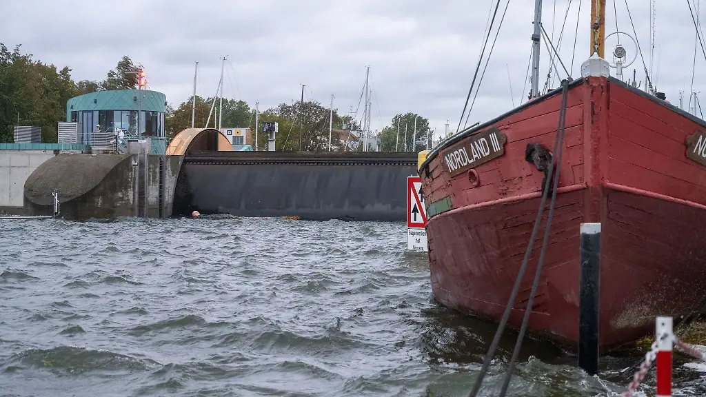 Das-Sperrwerk-Greifswald-wird-wegen-der-erwarteten-Sturmflut-geschlossen