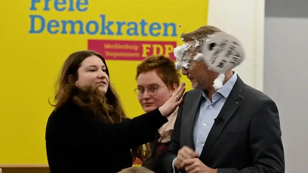 Solche-Aktionen-haben-in-MV-keinen-Platz-sagt-Ministerpraesidentin-Manuela-Schwesig-ueber-den-Schaumtortenwurf-auf-FDP-Chef-Christian-Lindner