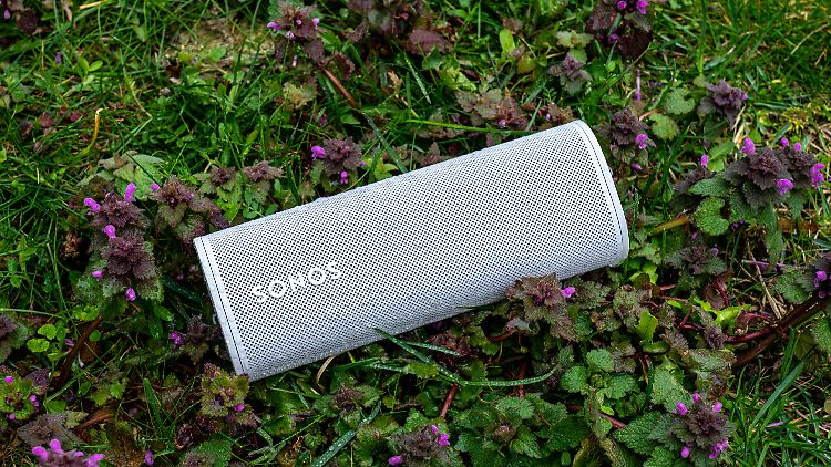 Auch ein Platzregen ist für den wasserdichten Sonos Roam kein Problem.