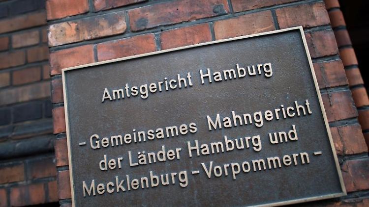 Ein Schild weist in Hamburg auf das "Amtsgericht Hamburg" in Altona hin. Foto: picture alliance / dpa/Archivbild
