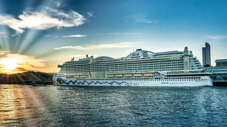 Ein schöner, aber kostspieliger Anblick: Die Aida Perla liegt im Hamburger Hafen.