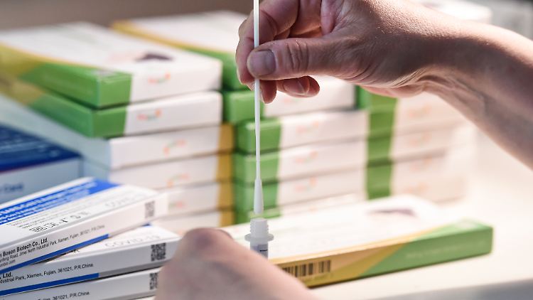 Solch einen Stapel voller Corona-Selbsttests wünschen sich viele Menschen in Deutschland.