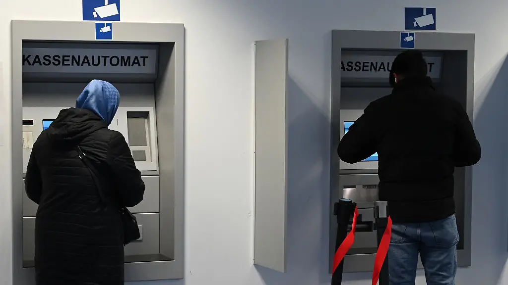 Die-Karte-fuer-Gefluechtete-ermoeglicht-das-bargeldlose-Bezahlen-und-bis-zu-einem-gewissen-Betrag-die-Abhebung-von-Bargeld-Archivbild