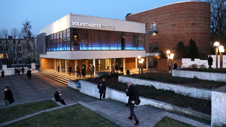 Nach langer Corona-Pause durfte das Volkstheater Ende März wieder öffnen. Hier warten Besucher auf ihr Testergebnis.