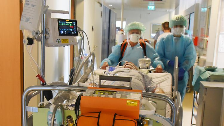 Auf der Intensivstation wächst seit Tagen die Zahl der Corona-Erkrankten mit schweren Verläufen.