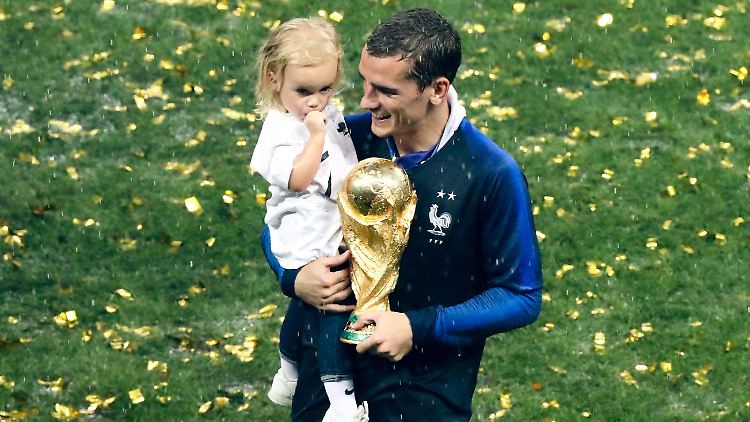 Griezmann mit Tochter Mia nach dem WM-Finale 2018.