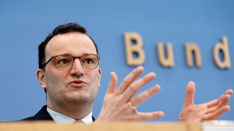 Bundesgesundheitsminister Jens Spahn  spricht bei einer Pressekonferenz zur aktuellen Corona-Lage