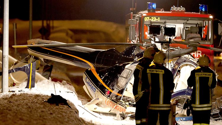 Einsatzkräfte an der Unfallstelle.