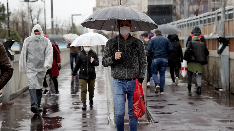 Besonders hoch sind die Inzidenz-Werte in der Millionenmetropole Istanbul, wo zuletzt fast 600 Fällen pro 100.000 Einwohner in einer Woche gemeldet wurden.