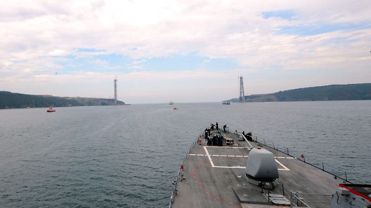 Der US-Zerstörer "USS Ross" durchquert 2014 den Bosporus auf dem Weg ins Schwarze Meer.