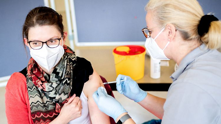 Bereits 2,2 Millionen Bürger unter 60 haben laut Gesundheitsminister Spahn eine erste Impfung mit Astrazeneca erhalten.