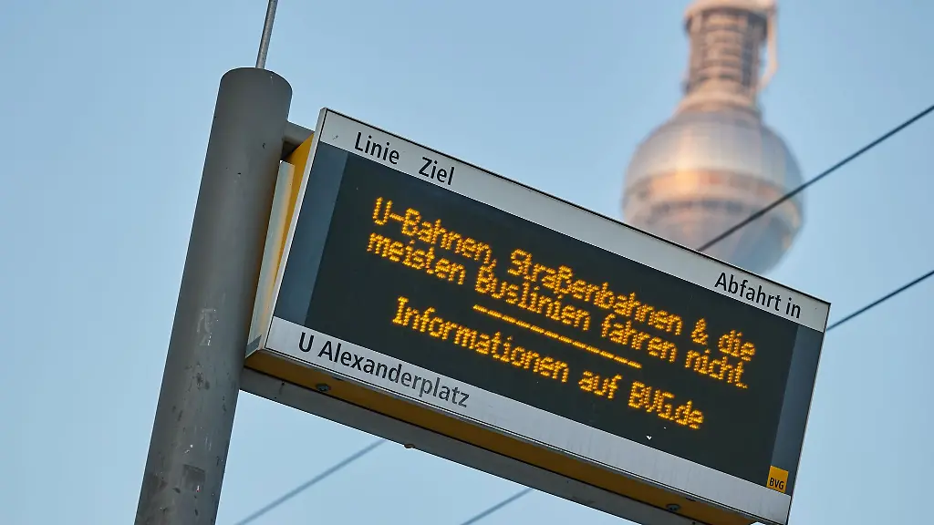 So-koennte-es-bald-wieder-an-den-Haltestellen-in-Berlin-aussehen-BVG-Fahrgaesten-drohen-Warnstreiks-der-Gewerkschaft-Verdi