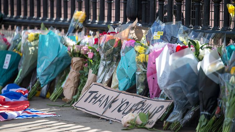 Viele Menschen legten Blumen zum Gedenken an den verstorbenen Prinzen Philip vor dem Palast nieder.