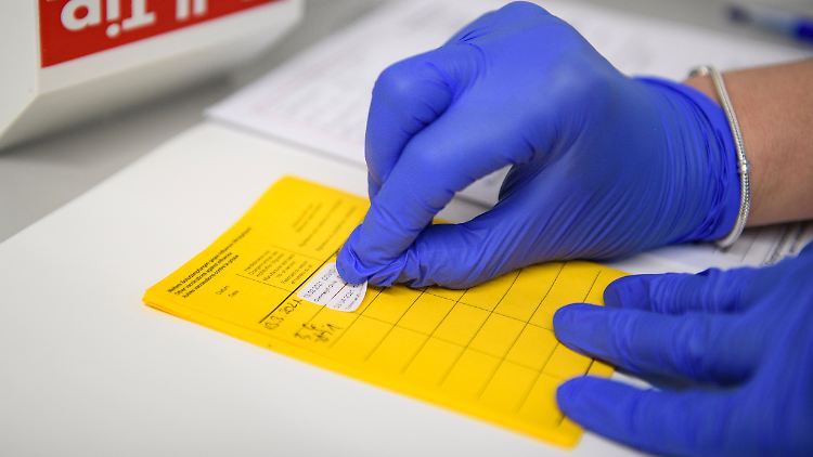 Die Impfung gegen das Coronavirus muss in Rheinland-Pfalz schriftlich oder digital nachgewiesen werden.