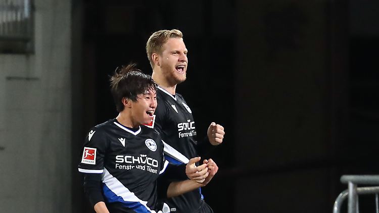 Masaya Okugawa jubelt - sein Schuss wurde unhaltbar abgefälscht..