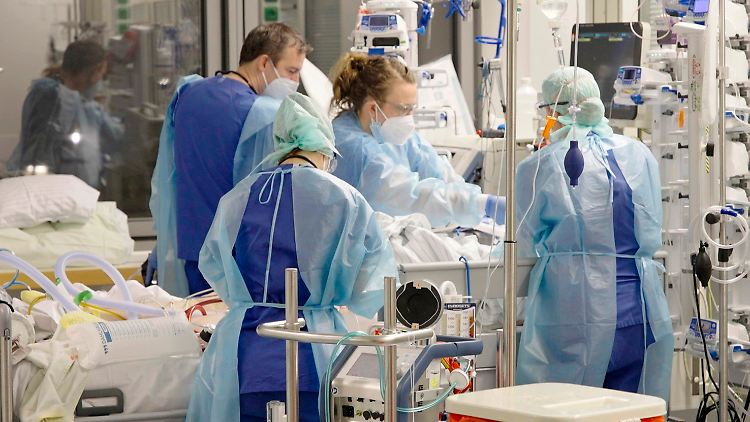 Auf der Intensivstation der Berliner Charité haben die Ärztinnen und Pfleger wieder alle Hände voll zu tun.