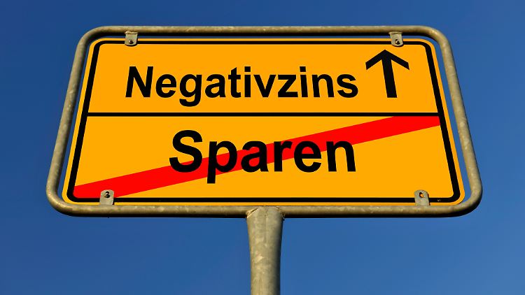 Inzwischen verlangen 300 Banken und Sparkassen vor allem für Tagesgeld ein sogenanntes Verwahrentgelt von meist 0,5 Prozent.