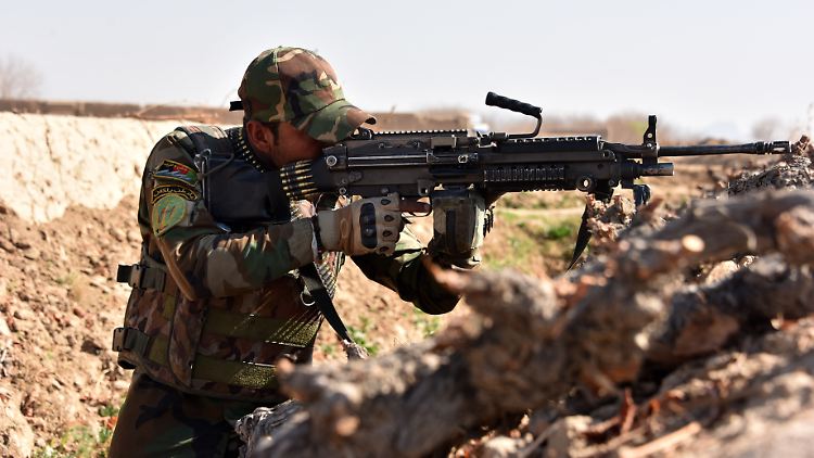 Die afghanische Armee wird mit hohem personellen und finanziellen Einsatz der NATO-Länder im Kampf gegen die Taliban unterstützt.