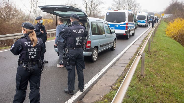 Polizisten schotteten Leipzig geradezu ab. Auf sämtlichen Zufahrtsstraßen kontrollierten sie Autofahrer.