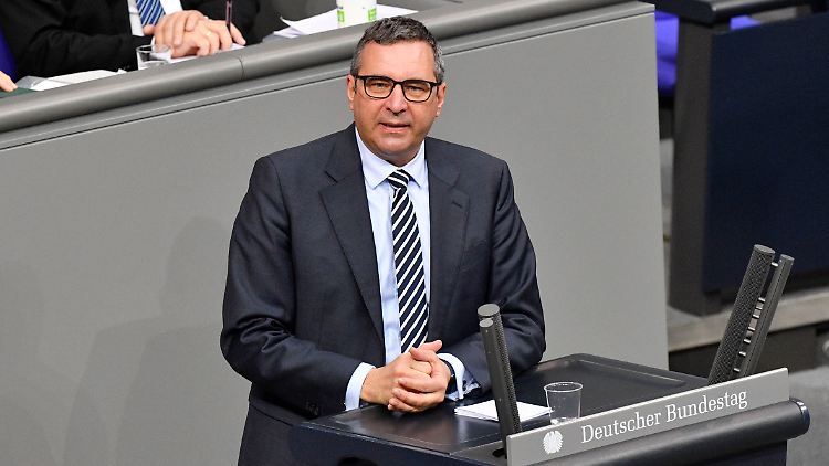 CDU-Mann Pfeiffer kritisiert auch den gerade erst beschlossenen Verhaltenskodex der Union. 