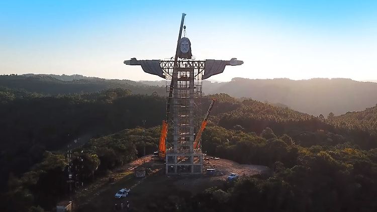 Fünf Meter höher als die Christus-Statue in Rio: der Beschützer von Encantado.