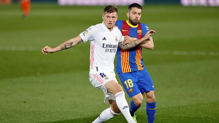 Real Madrid und der FC Barcelona kämpfen normalerweise gegeneinander, nicht miteinander.