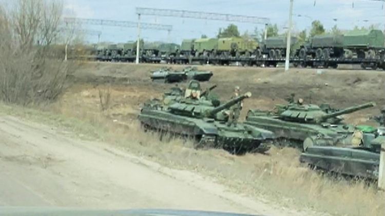 Das Bild aus einem Video zeigt russische Panzer und Militärfahrzeuge im Oblast Woronesch nahe der Ukraine.