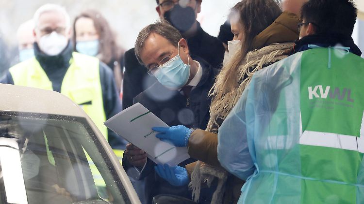 Das bisherige strenge Einhalten der Reihenfolge begrüßt Laschet zwar. Doch mit steigenden Impfstofflieferungen könnte diese bald fallen.
