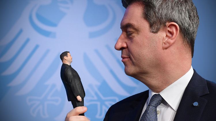 Na, was willst du? Söder mit einer 3D-Puppe seiner selbst.