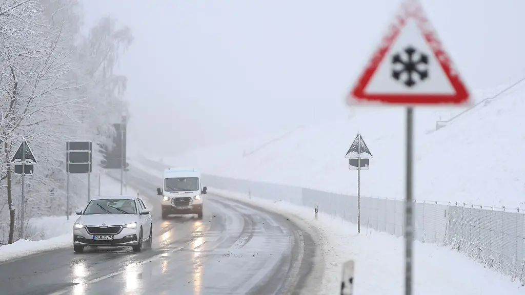 Auch-zum-Wochenende-hin-begleiten-die-Menschen-in-Sachsen-Schnee-und-Glaette