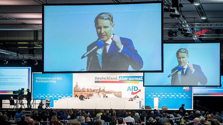 Den Familiennachzug für Flüchtlinge beenden - eine zentrale Forderung von AfD-Rechtsaußen Höcke hat es ins Programm geschafft. 
