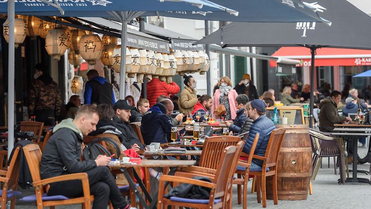 Wie lange dauert die neue Freiheit noch? Am Samstag genießen die Saarbrücker trotz Regen die Gelegenheit, einen Kaffee trinken zu gehen.