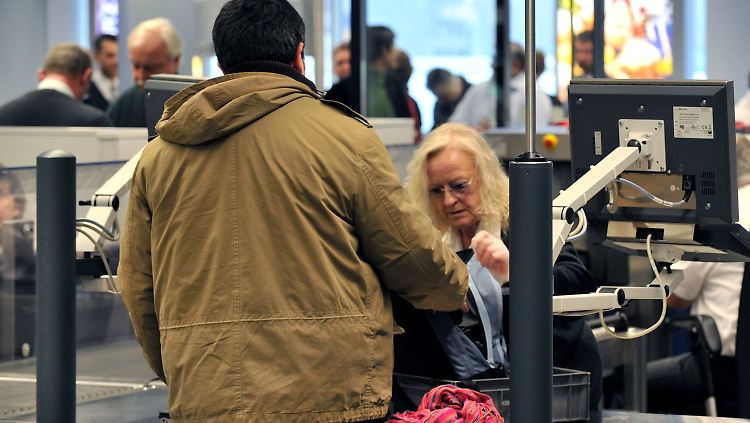 Angesichts der Terrorgefahr in Deutschland ist eine Debatte über die Kontrolle von Flugpassagieren entbrannt.