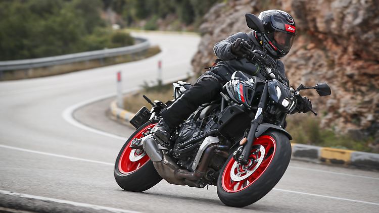 Es war die Frontmaske mit dem Zyklopenauge, die die Fans beim ersten Blick auf die neue Yamaha MT-07 erschrecken ließ.