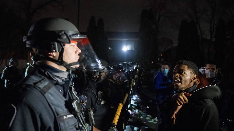 Die Polizei ging mit Tränengas und Gummigeschossen gegen die Protestierenden vor.