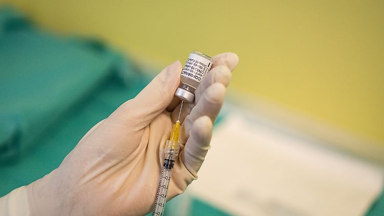 Laut einer israelischen Studie schützt der Biontech-Impfstoff weniger gut gegen die südafrikanische Virus-Variante.