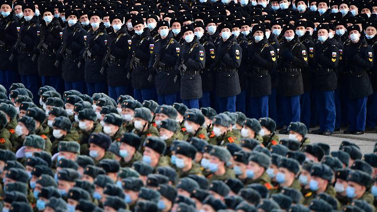 Russische Soldaten und Marine-Angehörige üben für die Parade zum Jahrestag des Sieges über Hitler-Deutschland.