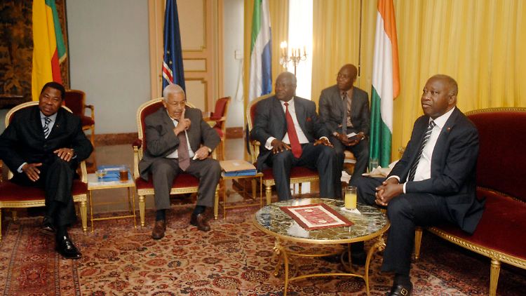 Gbagbo (rechts) mit den westafrikanischen Präsidenten Yayi, Pires und Koroma (von links).