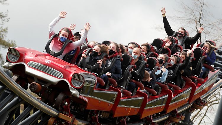 Nicht nur Frisöre, Pubs und Fitnessstudios: Auch der Londoner Thorpe Park darf wieder aufmachen.