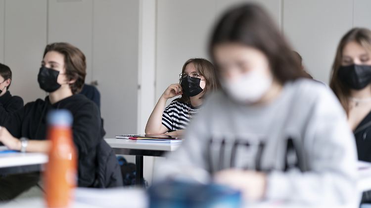 Die Ergebnisse der Web-App "Heads" zeigen klar, dass  eine Maskenpflicht und gutes Lüften Präsenzunterricht und Büroarbeit deutlich sicherer machen.