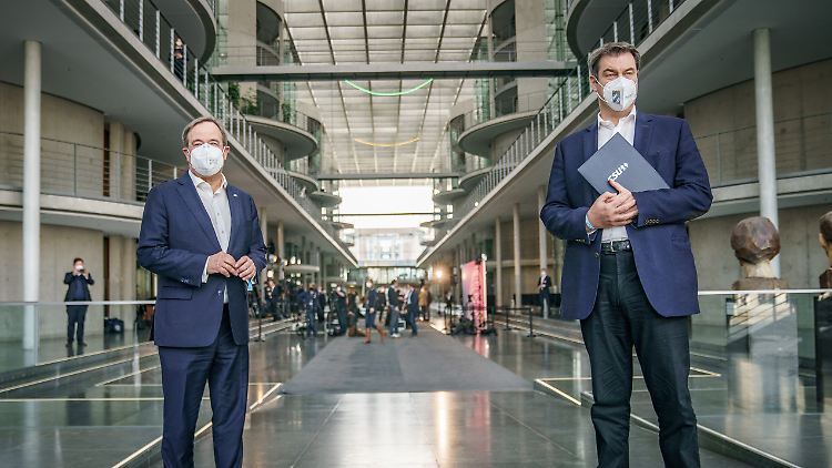 Wer kann's besser, Laschet oder Söder? Die CSU-Landtagsfraktion meint, das wüssten die Mitglieder besser.