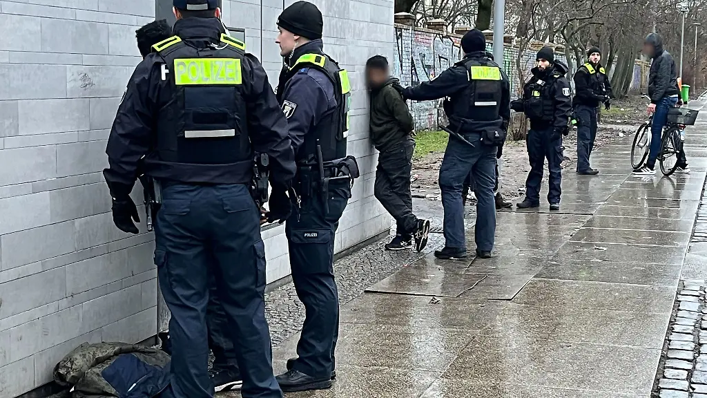 Polizisten-kontrollieren-Menschen-am-Goerlitzer-Park