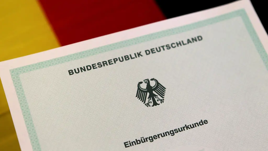 Die-Einbuergerungsurkunde-wurde-in-Hessen-2024-mehr-Menschen-als-je-zuvor-uebergeben